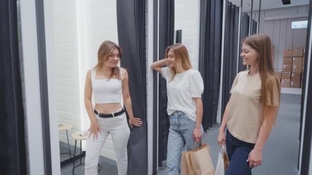 Weibchen probieren neues Outfit an und zeigen es Freunden in der Garderobe — Stockvideo