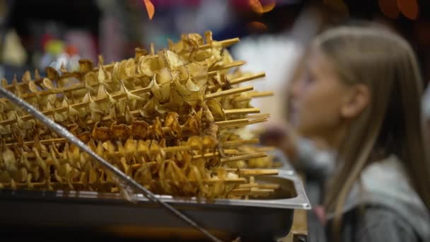 Чипсы в киоске на фестивале уличной еды — стоковое видео