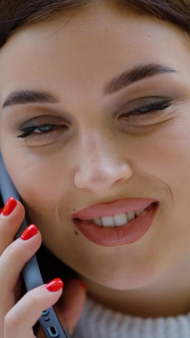 Вертикальный экран: портрет веселой женщины, разговаривающей по телефону — стоковое видео
