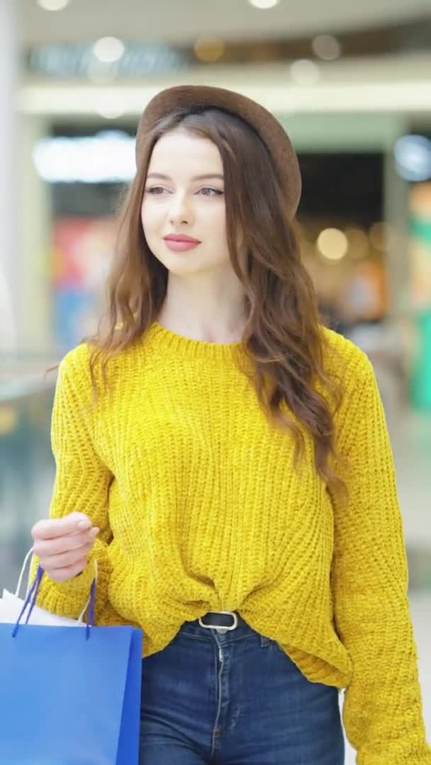 Tela vertical: Mulher feliz andando em shopping em câmera lenta — Vídeo de Stock