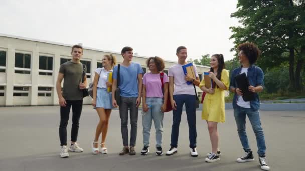 Mahasiswa tertawa di kampus dekat kampus — Stok Video