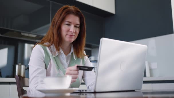 Lycklig kvinna näthandel med kreditkort och laptop — Stockvideo