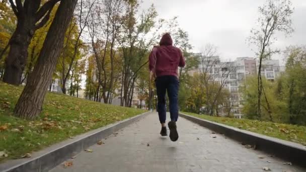 Joggingtraining in het park in de herfst — Stockvideo