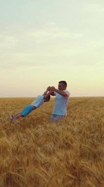 Baba, küçük oğlunun etrafında ağır çekimde dönüyor.