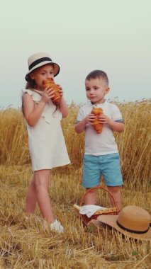 Dikey Ekran: Buğday tarlasında kruvasan yiyen çocuklar