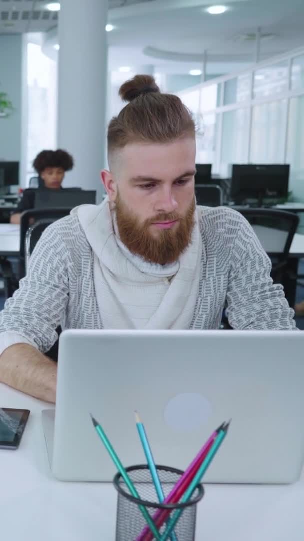 Vertical Screen: Hipster employee working in open space office — Stockvideo