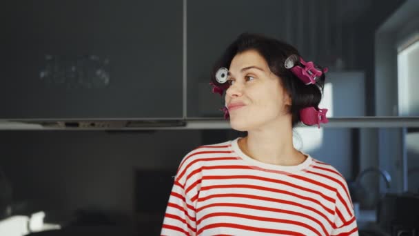 笑顔の女性は台所で水を飲む — ストック動画