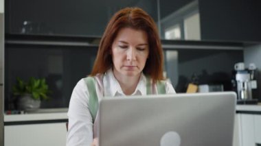 Evde dizüstü bilgisayarda çalışan kadın çalışan.