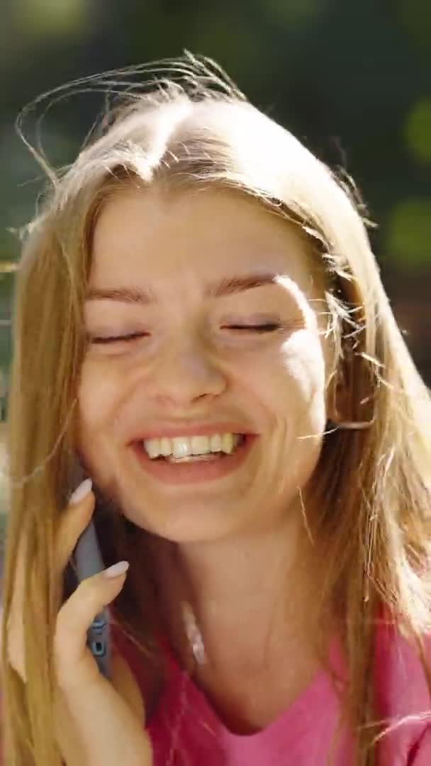 Dikey Ekran: Telefonda konuşan mutlu kadın — Stok video