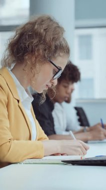 Dikey Ekran: İş kadını birlikte çalışma alanında dizüstü bilgisayar kullanıyor