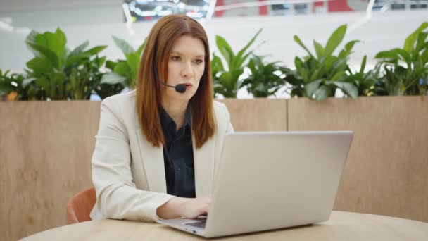 Help desk operator giving online support — Stock video