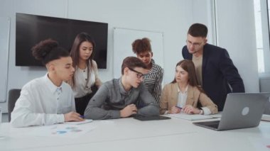 Yöneticiler ekibi toplantıda yeni projeyi tartışıyor