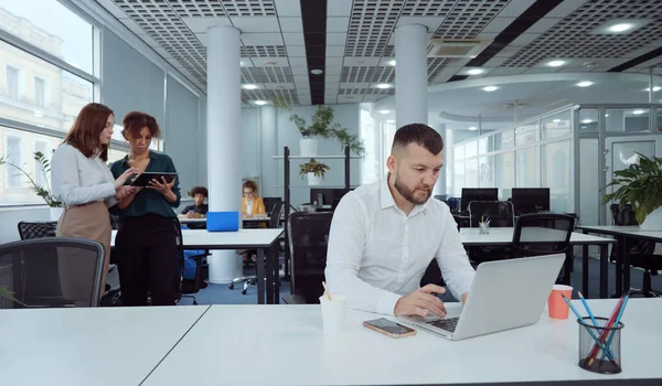 Zakenman oneens met partner tijdens online communicatie Rechtenvrije Stockafbeeldingen