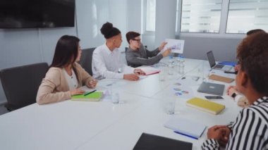 İş adamı ofiste büyüme grafiği gösteriyor