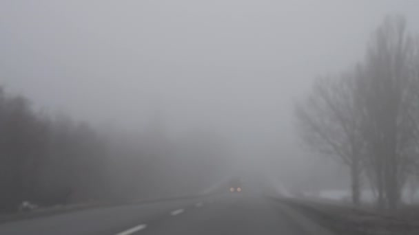 Mistige roadtrip op het platteland in de winter — Stockvideo