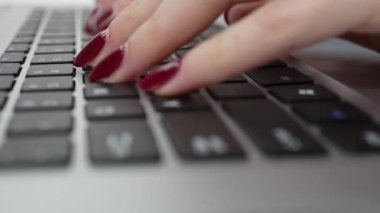 Laptop klavyesinde yazı yazan yakın plan parmaklar