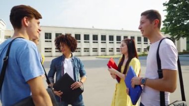 Öğrenciler kampüste buluşup konuşuyorlar.