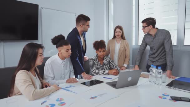 Groep multi-etnische managers bespreekt nieuw project op zakelijke bijeenkomst — Stockvideo