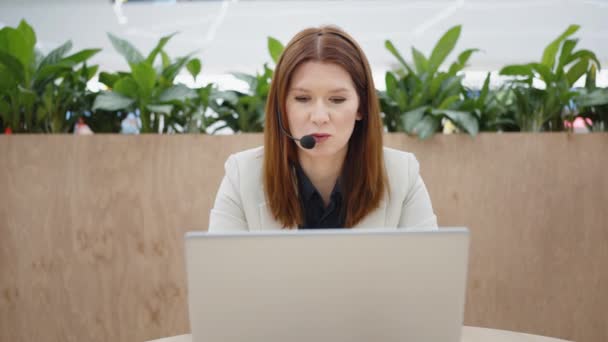 Call Center Operator rozmawia z klienta — Wideo stockowe