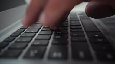 Laptop klavyesinde yazı yazan yakın plan parmaklar