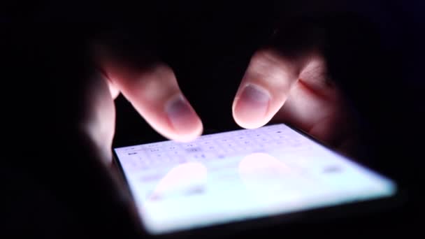 Vingers sms-bericht op smartphone closeup — Stockvideo