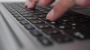Klavyede yazan ofis çalışanının parmakları