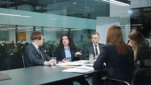 Obchodníci mají schůzku v kanceláři — Stock video