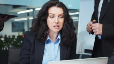 Kadın patron yöneticilerle görüşüyor.