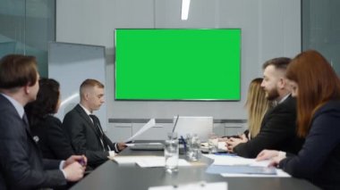 Ofiste iş ortaklarıyla telekonferans.