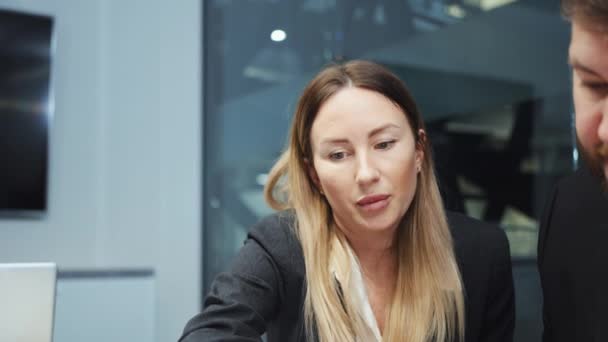 İş kadını iş arkadaşlarıyla ofisinde görüşüyor — Stok video