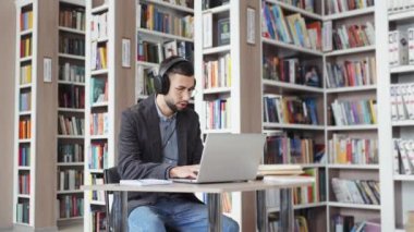 Adam popüler müziği duyunca kütüphanede dans etmeye başlıyor