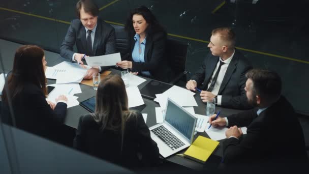 Grupo de gerentes discutiendo el progreso en la reunión de negocios — Vídeos de Stock