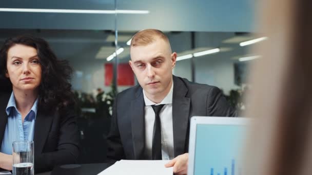 Podnikatelé naslouchají kolegovi na schůzce v kanceláři — Stock video