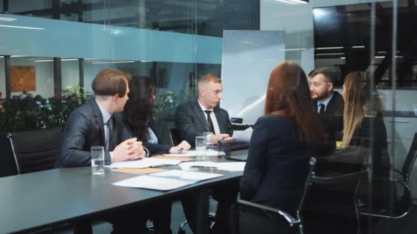 Équipe de gens d'affaires lors d'une réunion au bureau — Video
