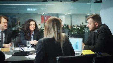 Neşeli yöneticilerin ofiste iş görüşmesi var.