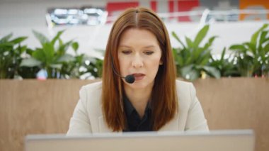 Web kamerasıyla konuşan çağrı merkezi operatörü