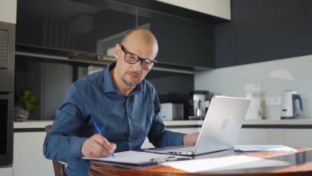 Бізнесмен працює з дому за допомогою ноутбука — стокове відео