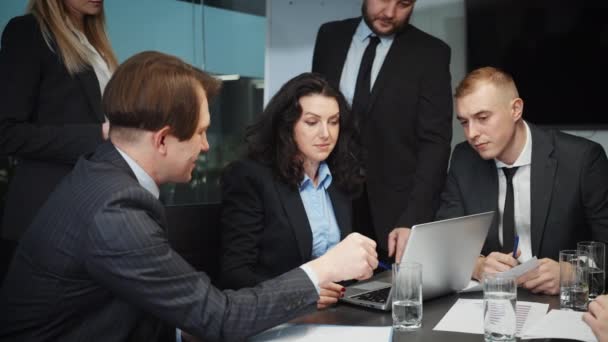 Directora ejecutiva discutiendo progreso con gerentes en reunión — Vídeos de Stock