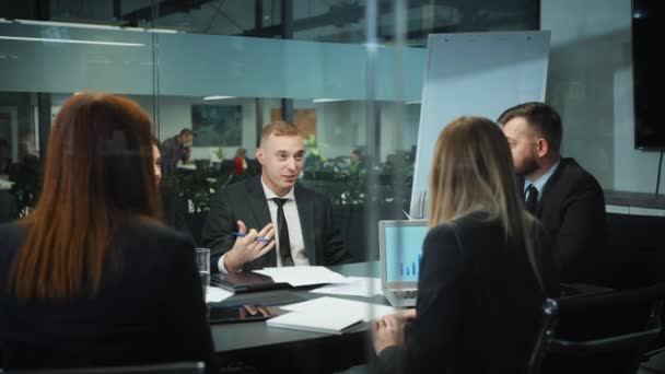 Equipo de gerentes discutiendo proyecto en reunión — Vídeos de Stock