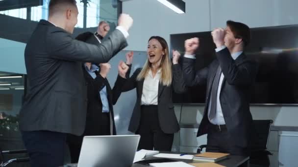 Happy business team het verhogen van de handen en klappen in het kantoor — Stockvideo