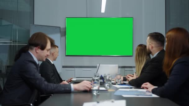 Green Screen im Büro bei Telefonkonferenz mit Geschäftspartnern — Stockvideo