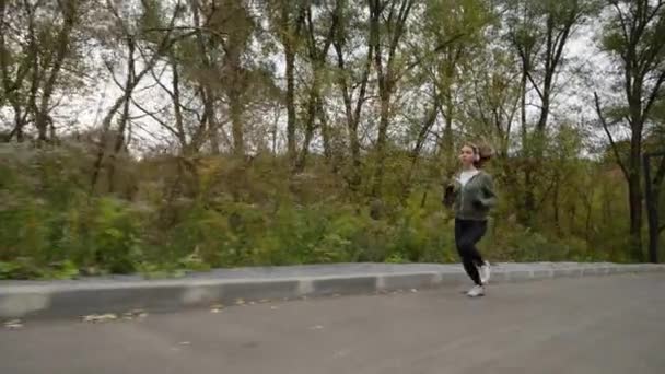 Jogger al rallentatore nella giornata autunnale — Video Stock