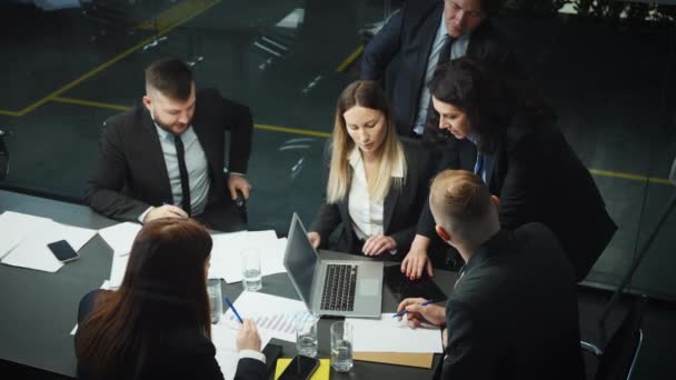 Toppchefer diskuterar företagens framsteg vid mötet — Stockvideo