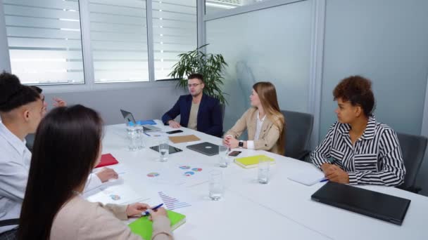 Επιχειρηματική ομάδα brainstorming κατά τη συνεδρίαση στο γραφείο — Αρχείο Βίντεο