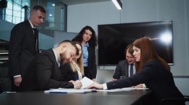 sözleşmenin imzalanmasından sonra el sıkışan iş ortakları
