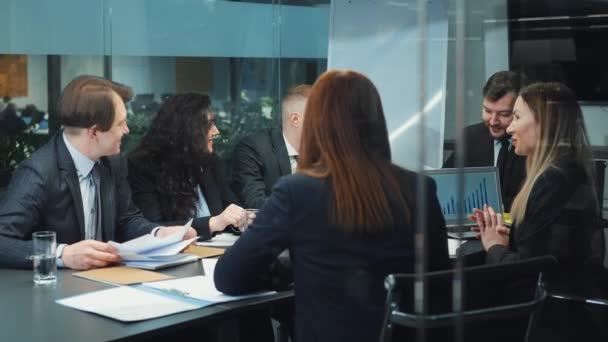 Gente de negocios hablando en la reunión en la oficina — Vídeo de stock