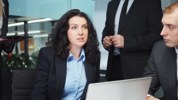 Kobieta CEO rozmawia z zespołem biznesowym na spotkaniu — Wideo stockowe