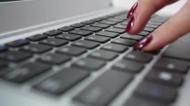 tipik dizüstü klavye üzerinde parmak