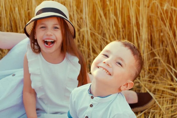 Küçük çocuk aile pikniğinde sahada gülüyor.