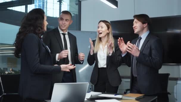 Tim bisnis yang sukses bereaksi dengan sukacita di kantor — Stok Video